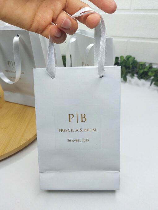 Sac Cadeau à Cordon en Satin Blanc